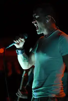 Portrait de Scott Stapp chantant et tenant un micro à la main.