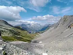 La combe de la Neuva vue depuis le col du Grand Fond en direction du massif du Mont-Blanc.
