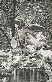 Aigle et vautour se disputant un ours mort dans le square Montholon à Paris.