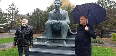 Le sculpteur Roger Langevin et le président-directeur général de BAnQ, Jean-Louis Roy.