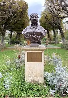 Buste de Marguerite Bouciaut dans le jardin Marguerite-Boucicaut (Paris).