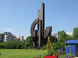 La Liberté, 1990, sculpture monumentale en acier Corten à Fontenay-sous-Bois, une des plus grandes sculptures en acier d'Europe, réalisée par Marino di Teana.