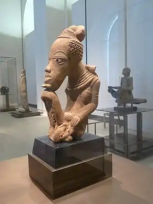 Sculpture Nok revendiquée par le Nigeria. Style de Katsina Ala. Terre cuite, H 38 cm Musée du quai Branly au Louvre, Pavillon des Sessions