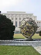 Le palais des Nations et la sphère armillaire.