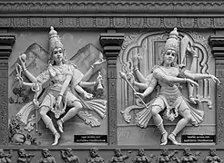 Sculptures du dieu Shiva représenté avec 8 bras, dansant Sathura et Santhiya Thandavam, vu sur la façade extérieure du temple dédié à Ganesh Sri Senpaga Vinayagar à Singapour.
