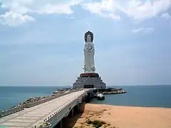Guanyin, la déesse marine de la miséricorde (hauteur 108 m).