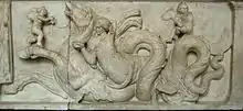 Néréide sur un hippocampe dans le cortège des noces de Poséidon et Amphitrite, base d'un groupe sculpté, fin IIe siècle av. J.-C., Glyptothèque de Munich (Inv. 239)