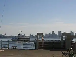 Un traversier du SeaBus partant du quai Lonsdale.