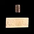 Sceau-cylindre en hématite avec son impression sur argile, représentant des griffons et des ibex disposés de façon symétrique autour d'un disque ailé, type « élaboré » du Mittani, v. 1400-1300 av. J.-C. Musée des beaux-arts de Lyon.