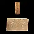 Sceau-cylindre avec empreinte moderne représentant un héros maîtrisant deux démons ailés. Période néo-assyrienne, v. 900-600 av. J.-C. Musée des beaux-arts de Lyon.