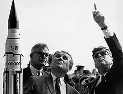 Wernher von Braun et John F. Kennedy, avec une maquette du véhicule SA-5, le 16 novembre 1963, deux mois avant le lancement.