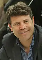 Sean Astin interprète Bob Newby.