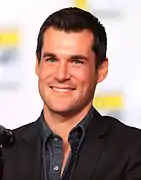 Sean Maher dans le rôle de Simon Tam.