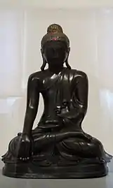 Bouddha assis, touchant la terre. Birmanie ou Myanmar. Bronze et verre, XIXe siècle.