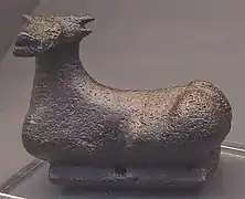 Pendentif en bronze avec taureau assis