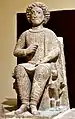Statue d'un dieu sur son trône, vêtu à la manière des rois et princes de Hatra. Musée national d'Irak.