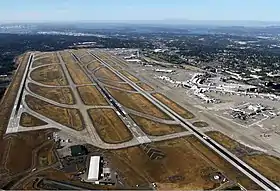 Vue aérienne de l'aéroport en 2012.