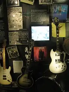 Photo de deux guitares utilisées par Kurt Cobain et exposées à l'Experience Music Project de Seattle.