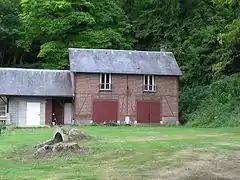 Dépendances du château - au premier plan, un accès au souterrain.