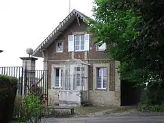 Pavillon à l'entrée du domaine - accès pour véhicules.