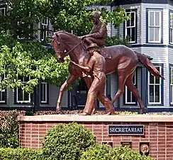 Photo d'une statue de cheval monté