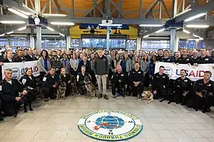 Antony Blinken avec l'équipe de recherche et secours américain (USAID) à la base militaire d'Incirlik, à Adana.