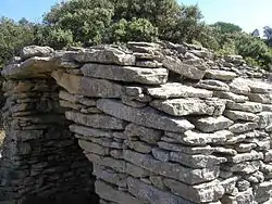 Haut de l'encorbellement de droite avec ses « clés » horizontales.