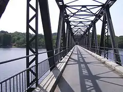 Le viaduc de Lantournes construit pour les Tramways de la Corrèze, et  réutilisé par une route.