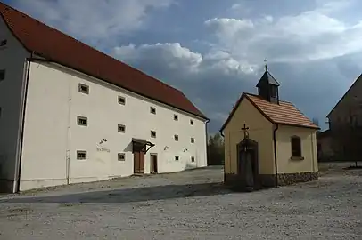 Sedlečko : chapelle et grange.