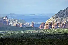 Vue View of the Red Rocks of Sedona de l'I-17, au sud de Munds Park.