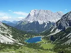 Le lac de Seebensee devant le Wetterstein.