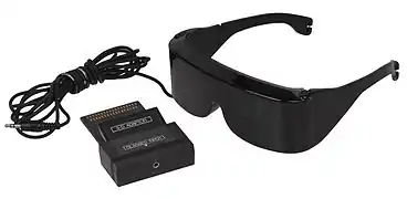 Paire de lunettes noires, avec un câble et une cartouche de jeu vidéo noire.