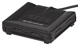 Vue d'un adaptateur pour six manettes de jeu vidéo sur console