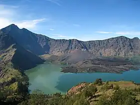 Vue du lac logé dans un cratère