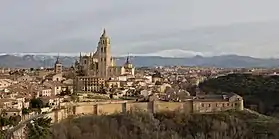 Vue panoramique avec la cathédrale, la vieille ville et la Sierra de Guadarrama