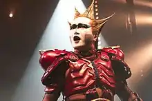 Photo d'un chanteur de hard rock japonais arborant un costume et un maquillage extravagants inspirés du théâtre Kabuki
