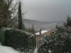 Seillans vue sur la montagne de l'Aïsse.