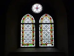 Photo couleur de deux verrières d'une église, de forme ogivale.