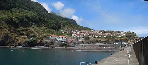 Vue de la plage et du port de Seixal