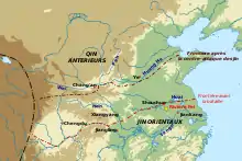 La frontière entre les Qin antérieurs et les Jin avant la bataille de la rivière Fei est représentée par la ligne en rouge vif. Celle après la contre-attaque des Jin et juste avant l'effondrement des Qin est représentée par la ligne en bordeaux.