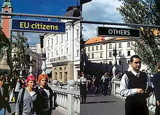 EU-Others (2000), vue de l'installation à la Manifesta III, Tromostovje (Triple Pont), Ljubljana, Slovénie.