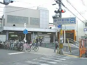 Entré de la station de métro (à droite)