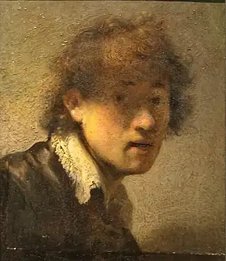 Portrait d’un jeune homme aux cheveux ébouriffés, en clair-obscur.