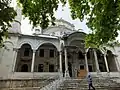 Mosquée Selimiye à Üsküdar, Istanbul (1801-1805) : vue de la façade avant et du portique d'entrée