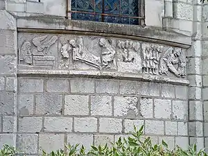 Reliefs de l'abside : L'Annonciation, la Nativité et la Résurrection de Lazare.