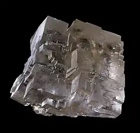 Clivage cubique de la halite (sel gemme). Les plans de clivage sont parallèles aux faces cristallines.