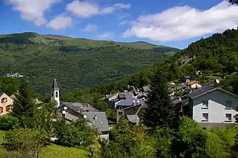 Le village de Sem et l'église de l'Exaltation-de-la-Sainte-Croix de Sem.