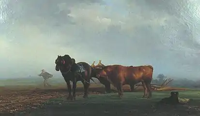 Au bord d'un champ, un cheval bai-brun est à l'arrêt, harnaché pour le travail; deux bœufs, eux aussi harnachés et attachés à une herse, sont situés juste derrière lui; en arrière plan, un paysan sème son champ.
