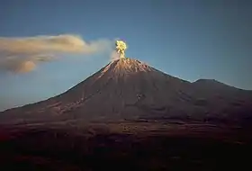 Le Semeru émettant un petit panache volcanique en 1985.