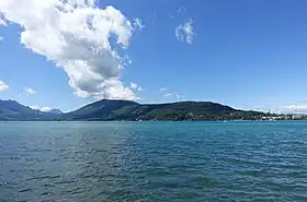 Le Semnoz vu depuis Annecy-le-Vieux de l'autre côté du lac d'Annecy au nord-nord-est.